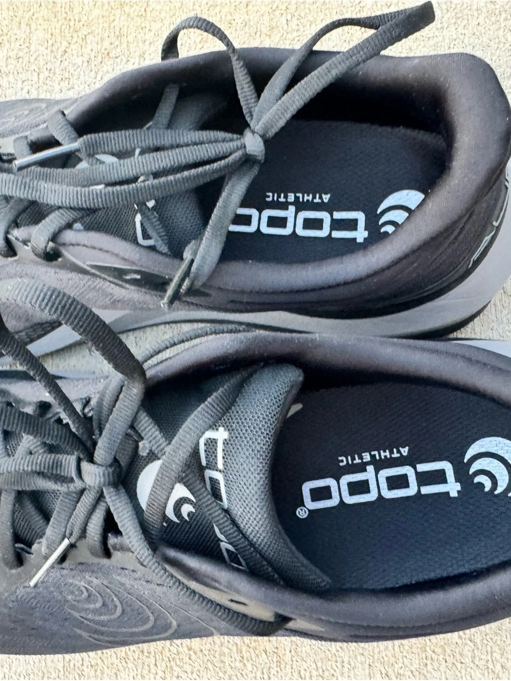 Topo Athletic Men's Aura Black & Gray Athletic Shoe